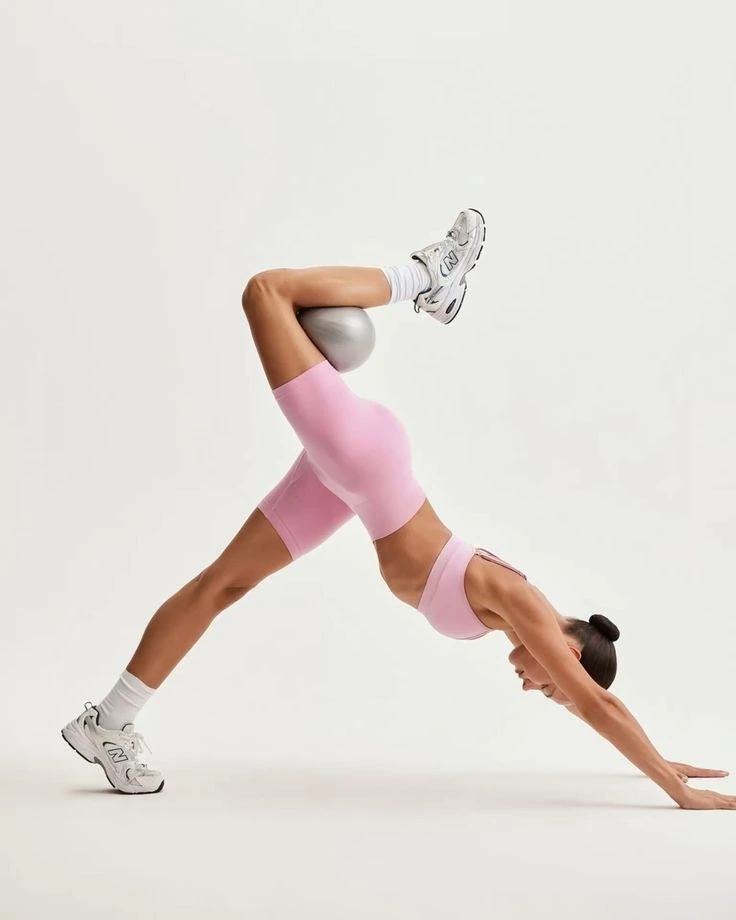 Собака мордой вниз с поднятой ногой