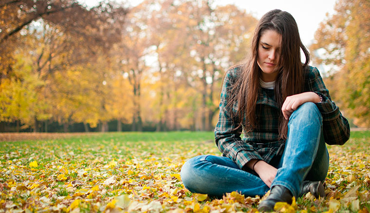 Осенняя хандра и боль в суставах: как погода влияет на самочувствие и что с этим делать
